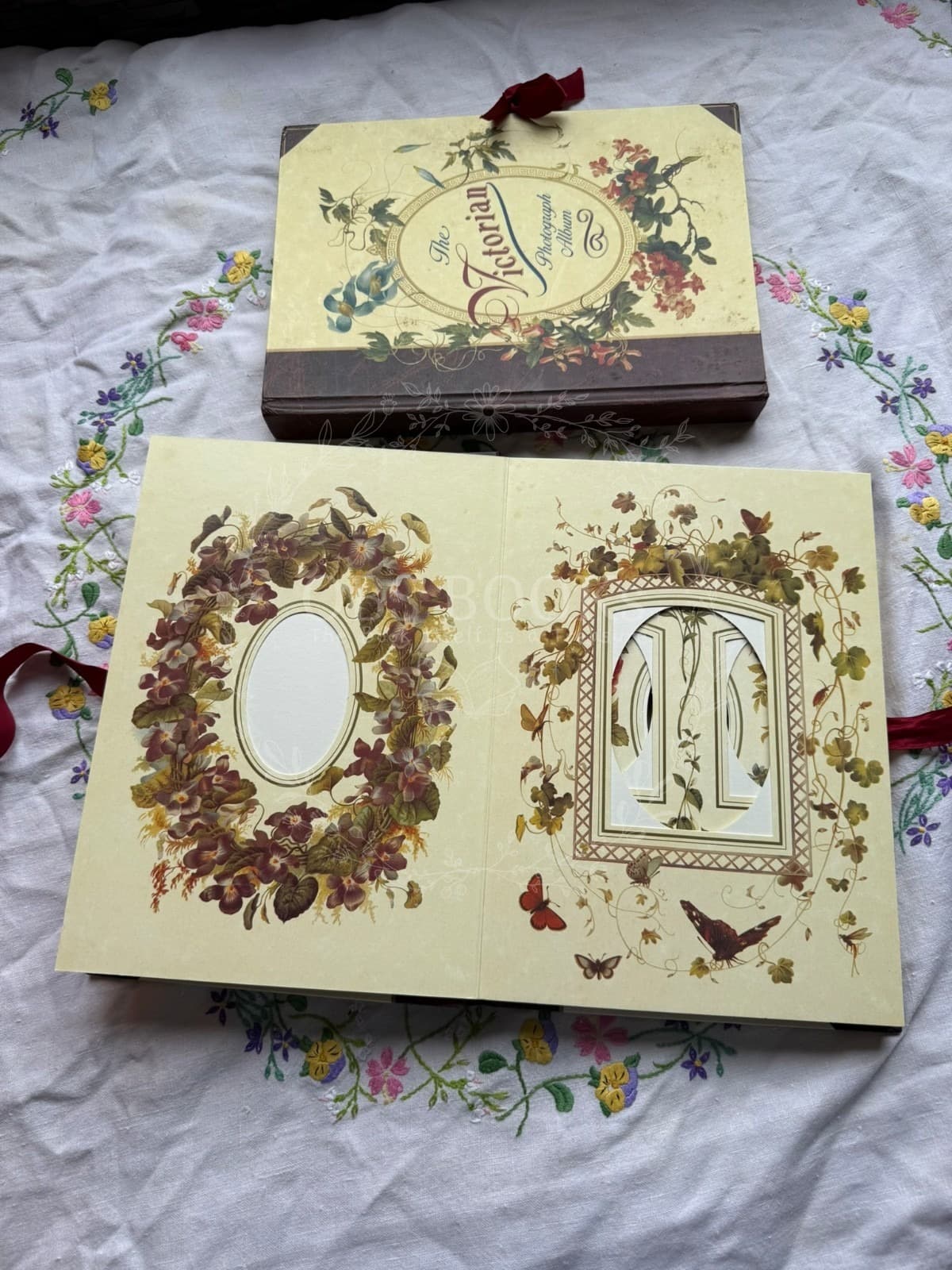 The Victorian Photograph Album (Large)